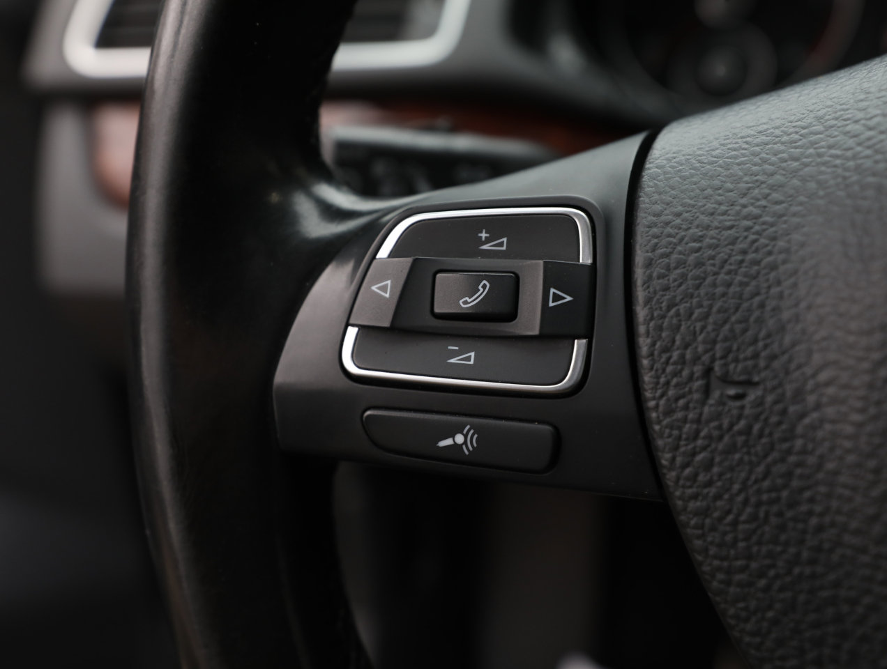 Used 2013 Volkswagen Passat TDI SEL Premium image 24