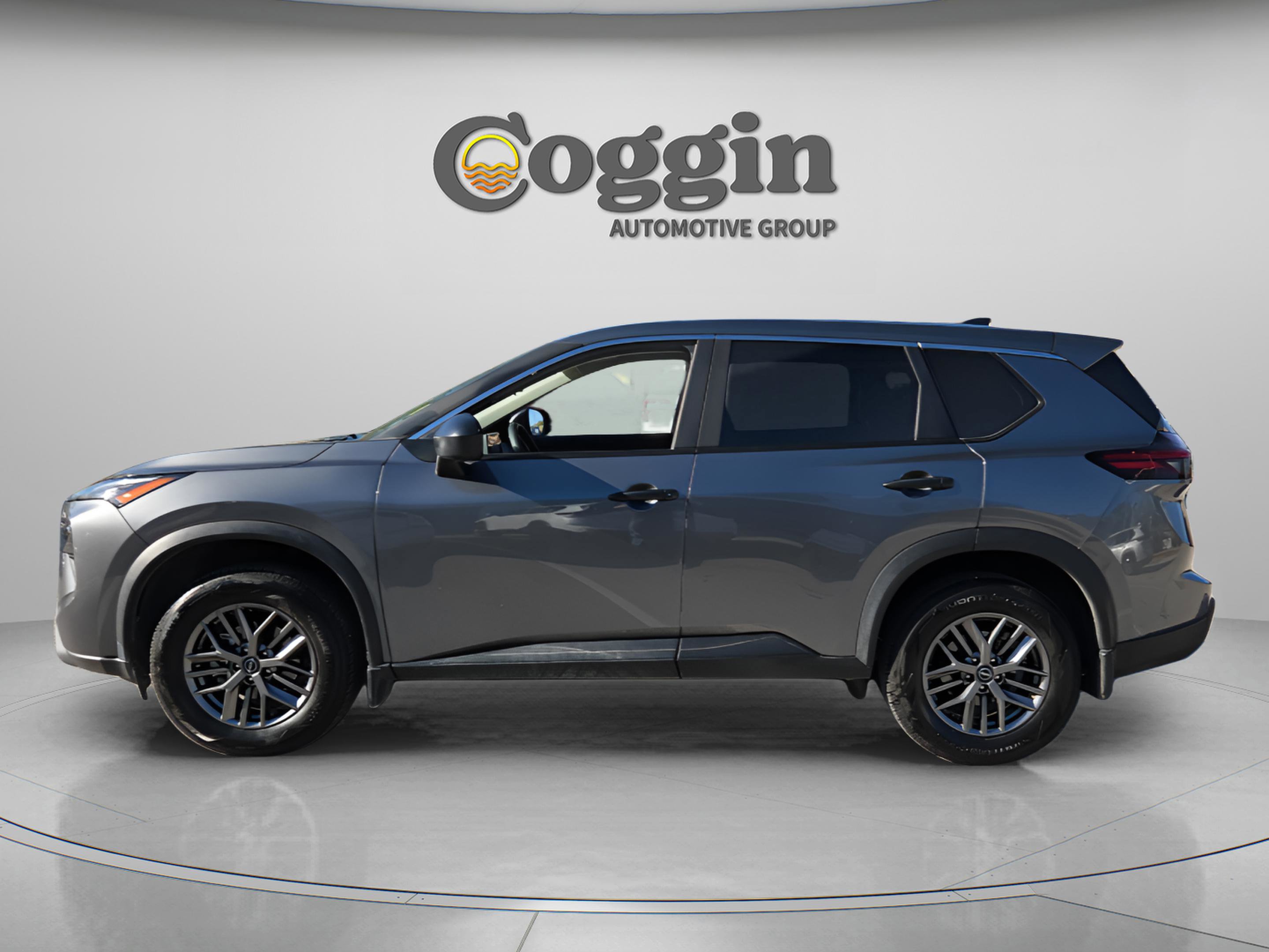 Used 2025 Nissan Rogue S image 2