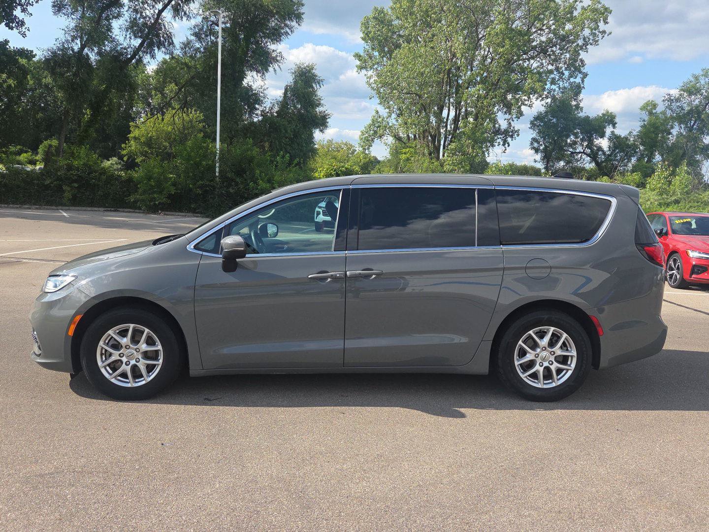 Used 2023 Chrysler Pacifica Touring-L FWD image 2