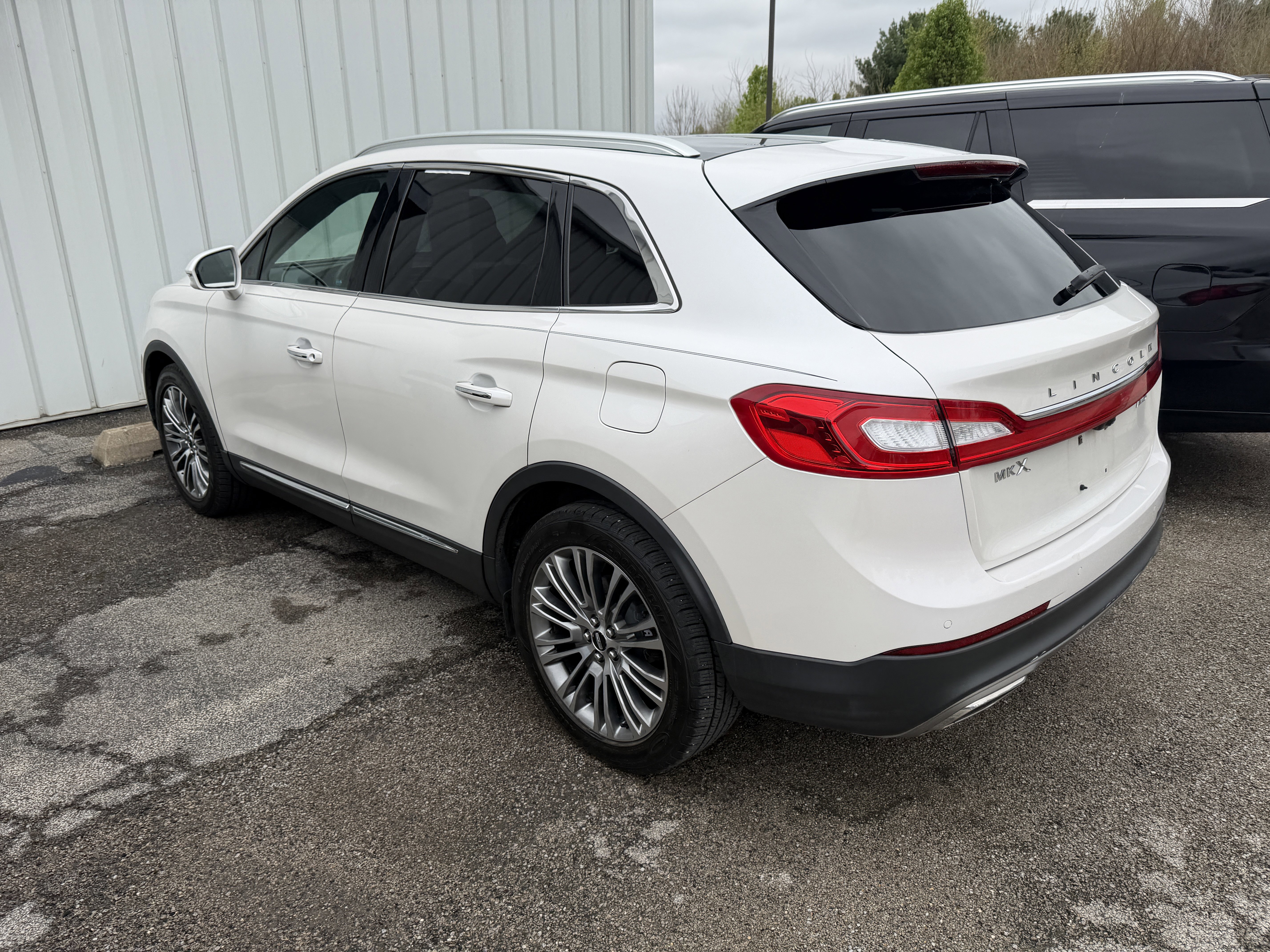 Used 2016 Lincoln MKX Reserve w/ Climate Package image 11