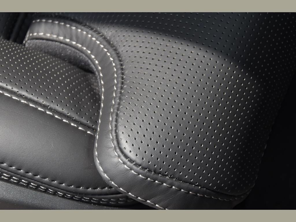 Certified 2025 Volvo XC60 B5 Ultra w/ Protection Package Premier image 33