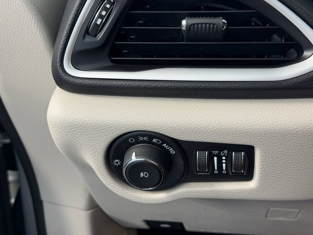 Used 2023 Chrysler Pacifica Touring-L FWD image 23