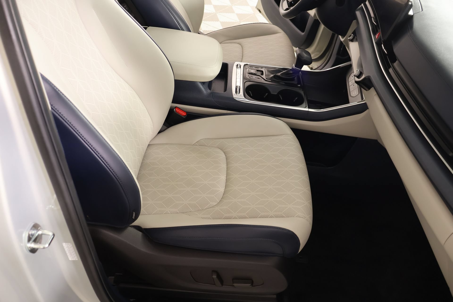 Used 2025 Kia Carnival SX FWD image 14