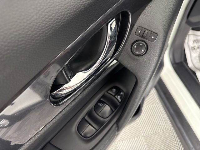 Used 2019 Nissan Rogue SV image 27