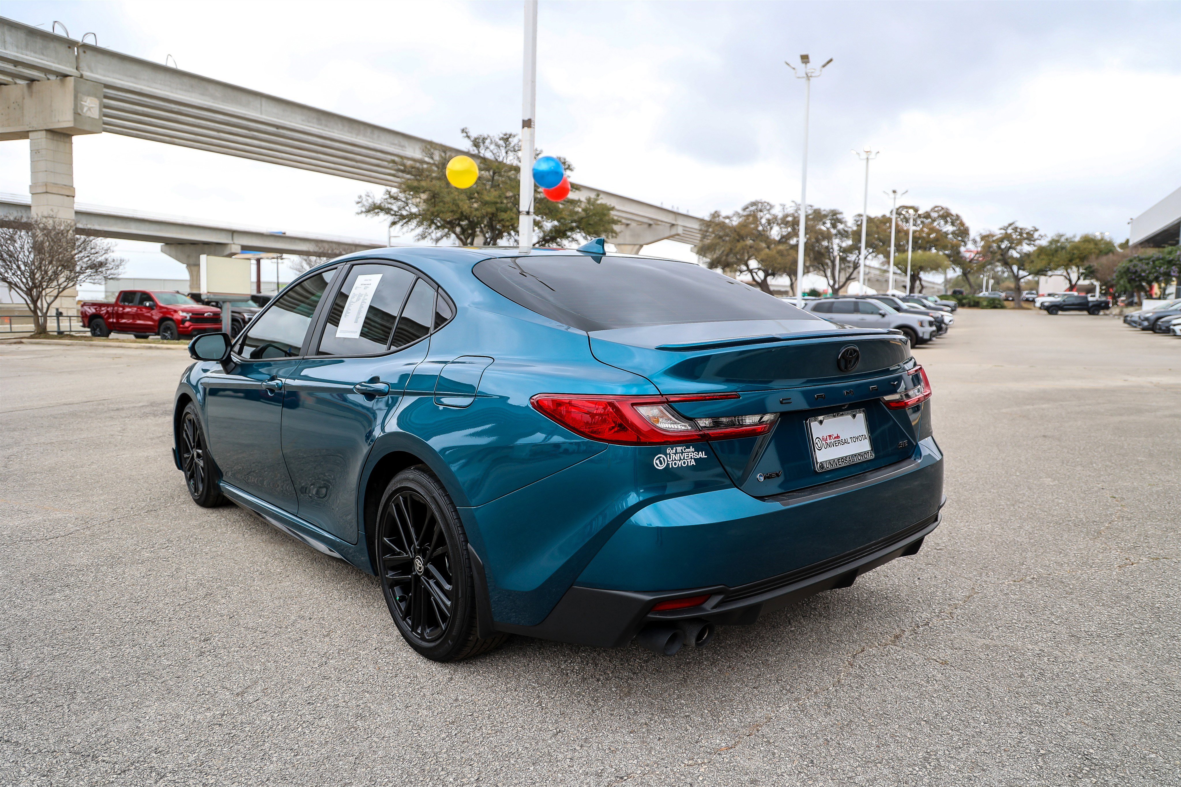 Used 2025 Toyota Camry SE w/ Convenience Package image 9