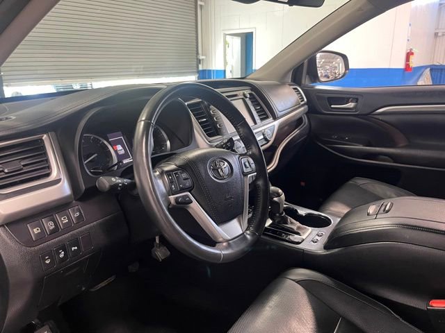 Used 2017 Toyota Highlander Limited Platinum w/ Carpet Mat Package AWD/4WD image 22