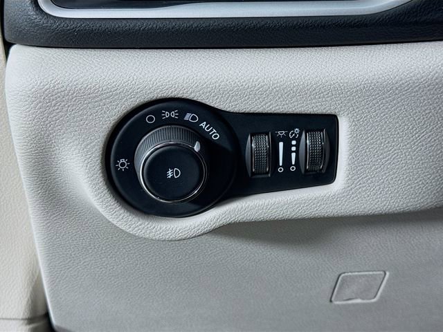 Used 2023 Chrysler Pacifica Touring-L image 10