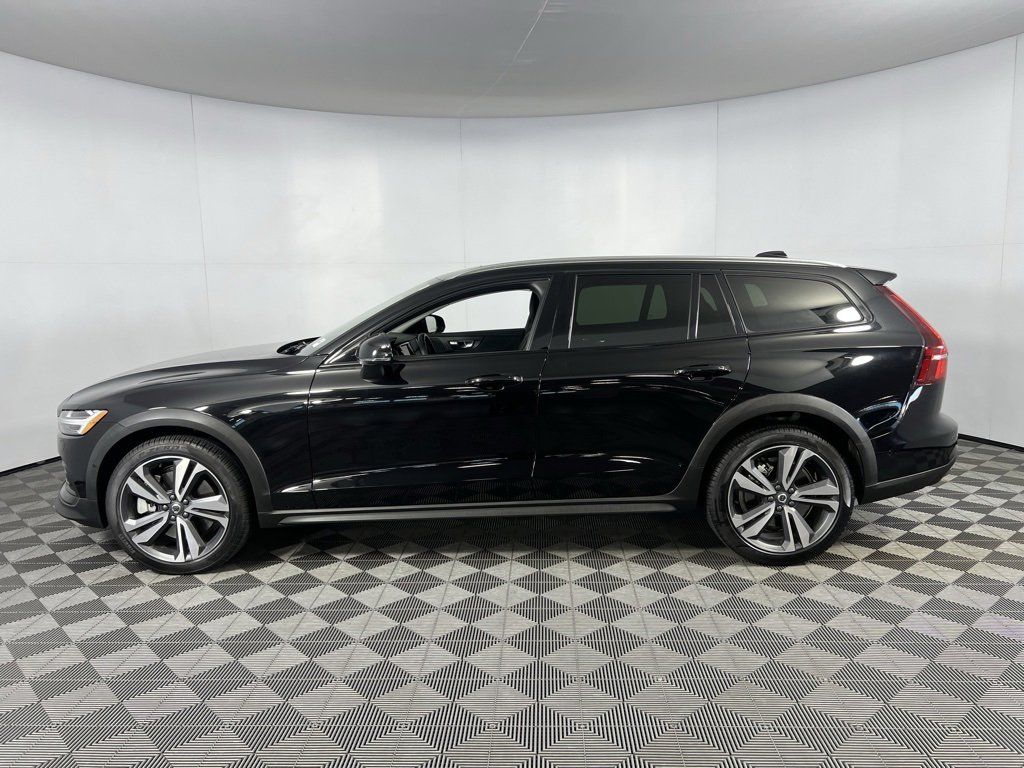 Used 2025 Volvo V60 B5 Cross Country Plus image 9