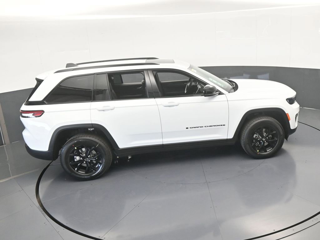 Used 2025 Jeep Grand Cherokee Altitude RWD image 44