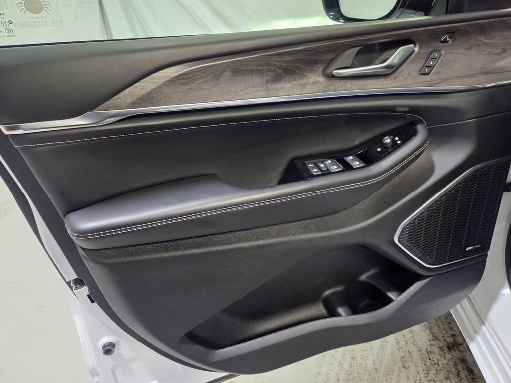 Used 2023 Jeep Grand Cherokee Overland w/ Luxury Tech Group IV image 17