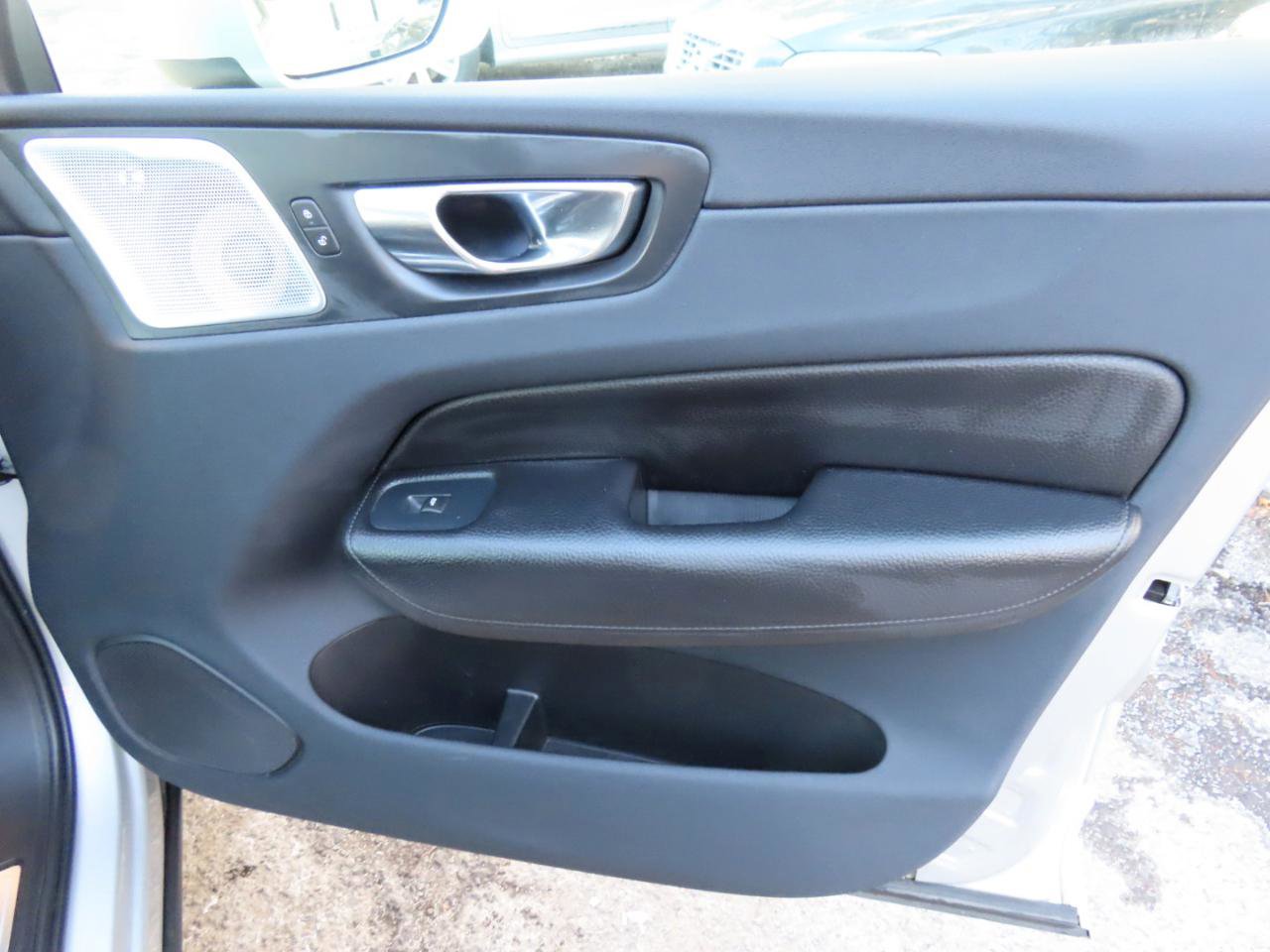 Used 2018 Volvo XC60 T6 Inscription w/ Convenience Package image 18