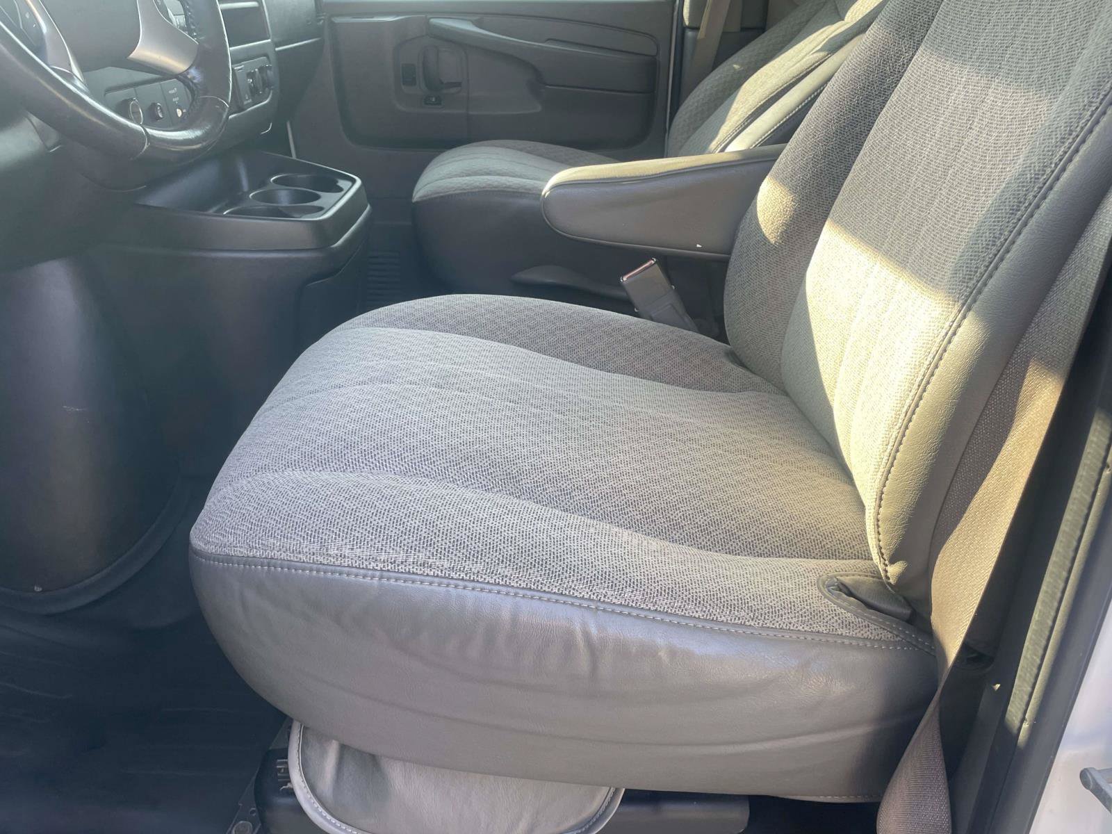 Used 2015 Chevrolet Express 2500 RWD image 10