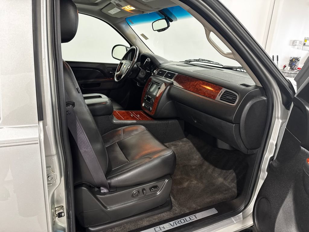 Used 2011 Chevrolet Avalanche LTZ image 23