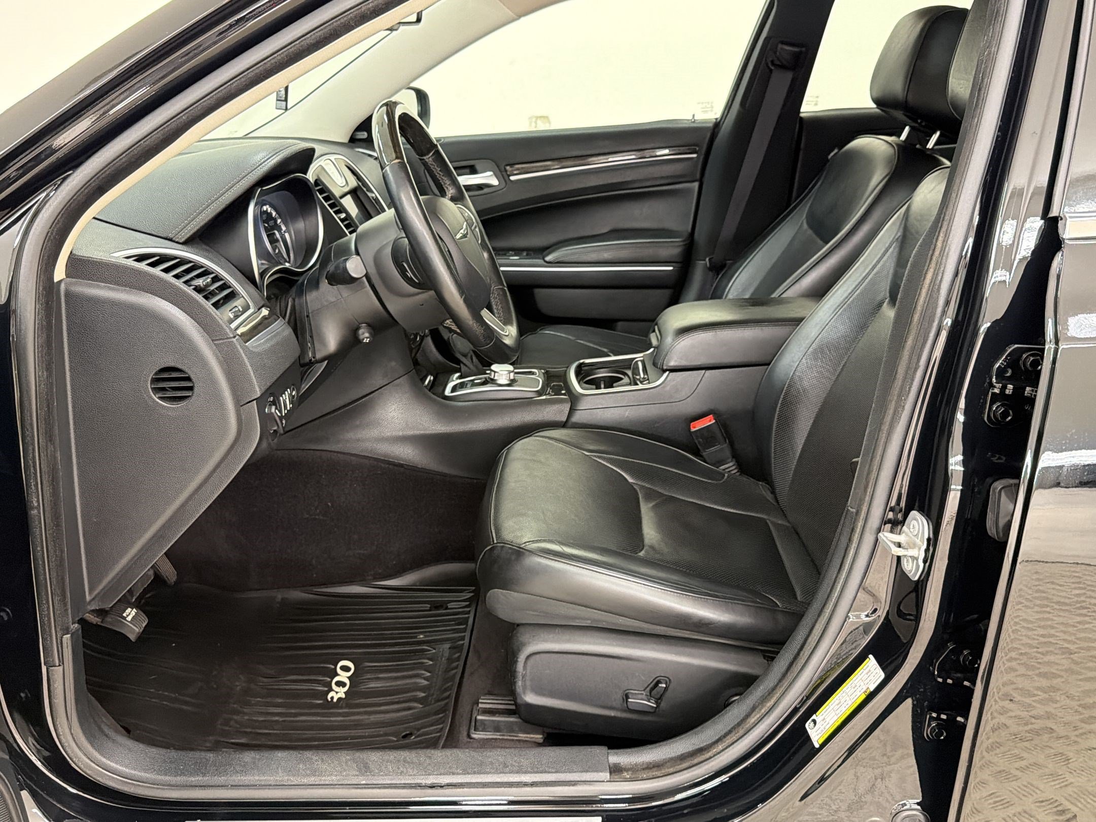 Used 2017 Chrysler 300 C RWD image 5