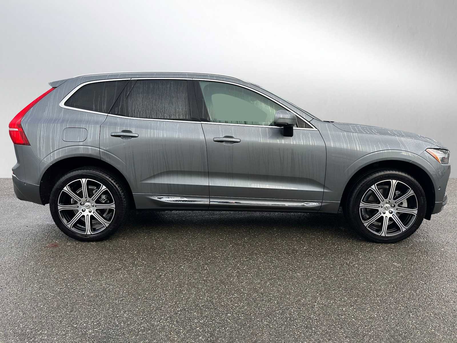 Certified 2021 Volvo XC60 T8 Inscription w/ Advanced Package image 2