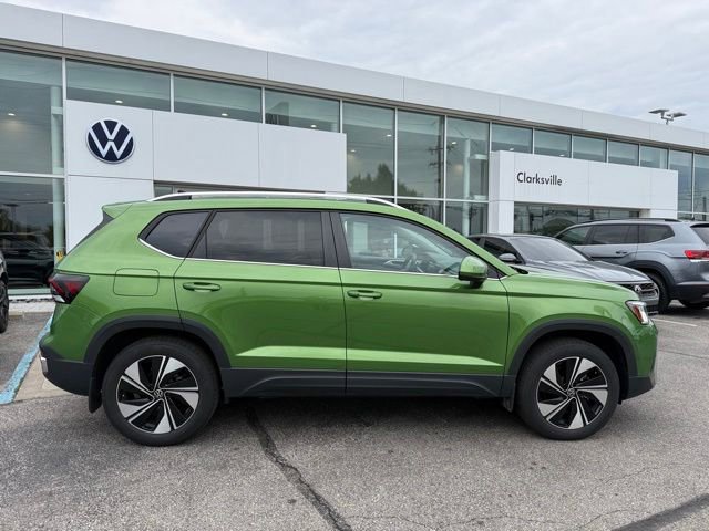 Used 2025 Volkswagen Taos SE w/ Panoramic Sunroof Package AWD/4WD image 7