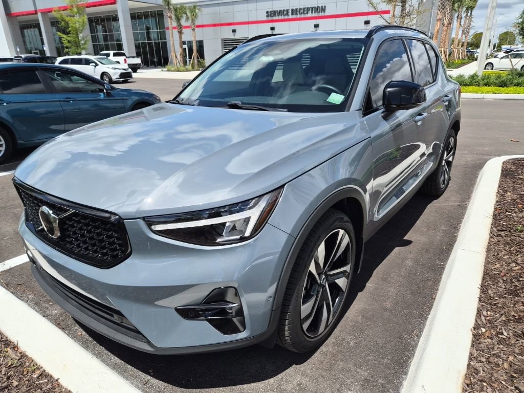 Used 2023 Volvo XC40 B4 Plus w/ Driver Assist Package image 1