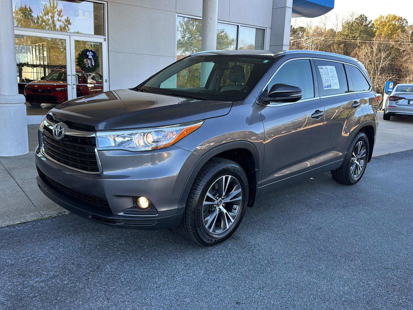 Used 2016 Toyota Highlander XLE image 1