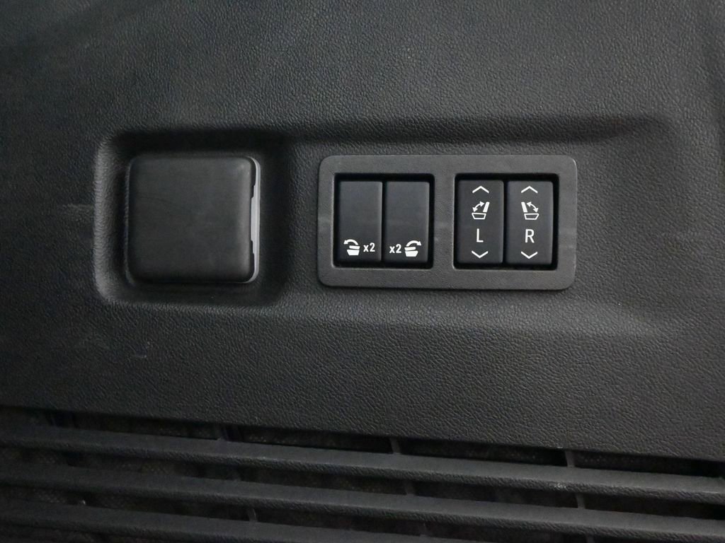 Used 2025 GMC Yukon XL Denali image 32