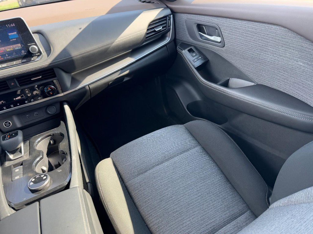 Used 2023 Nissan Rogue SV image 15