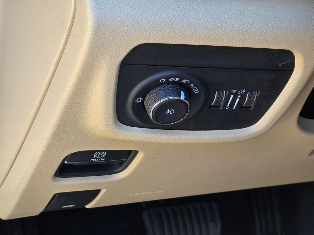 Used 2023 Jeep Grand Cherokee L Limited AWD/4WD image 40