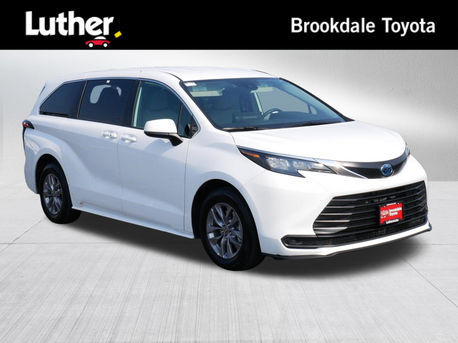 Certified 2025 Toyota Sienna LE FWD image 1