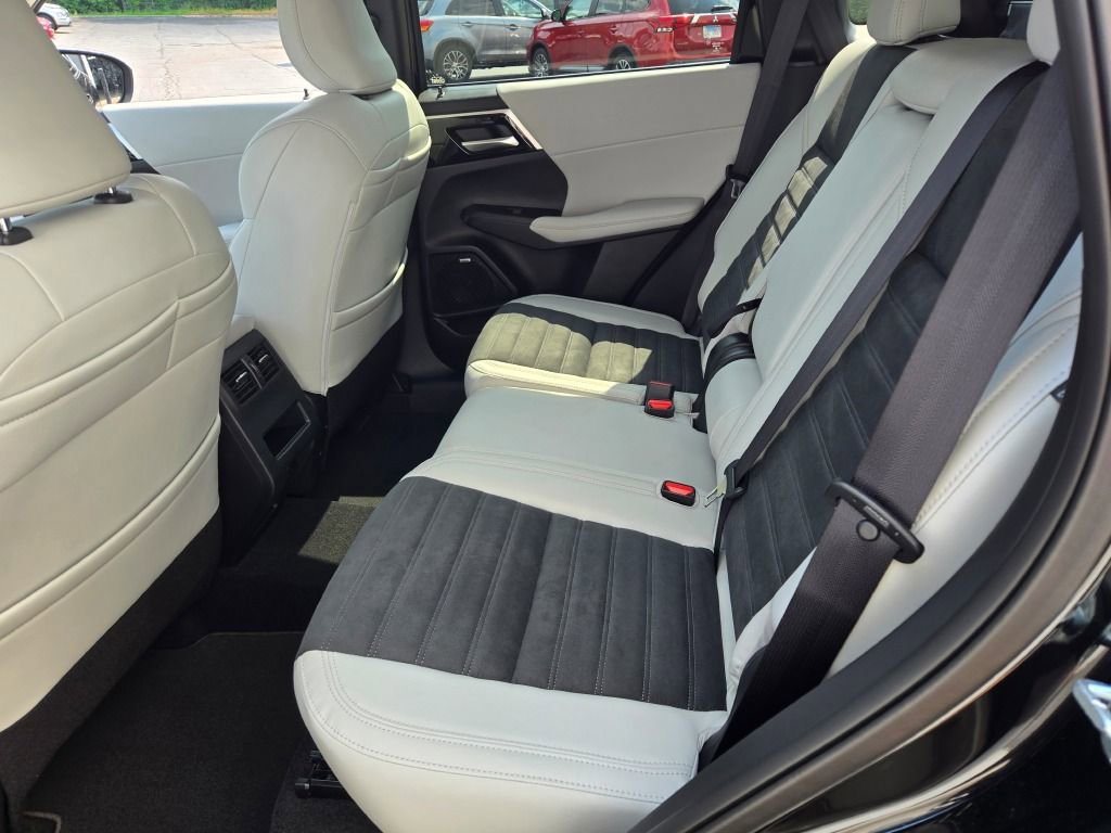 New 2025 Mitsubishi Outlander SE image 12