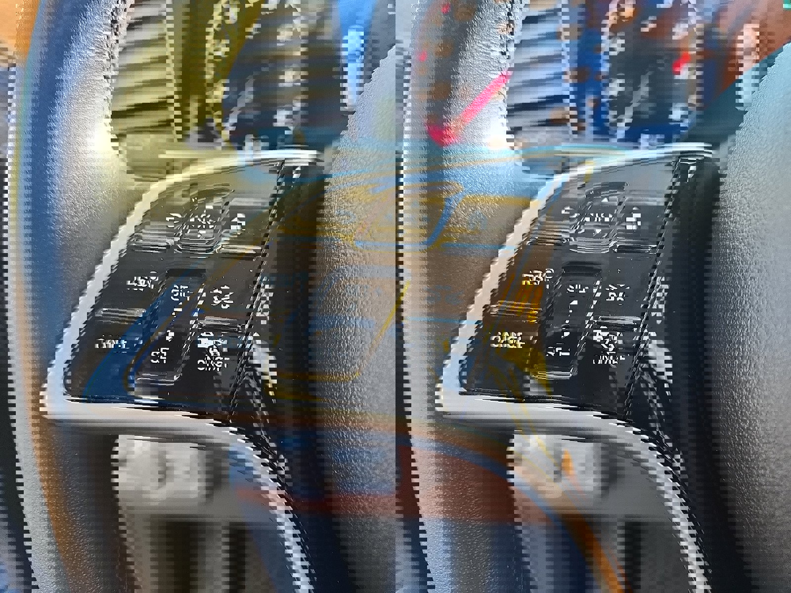 Used 2024 Mercedes-Benz GLE 350 4MATIC w/ AMG Line Exterior image 23