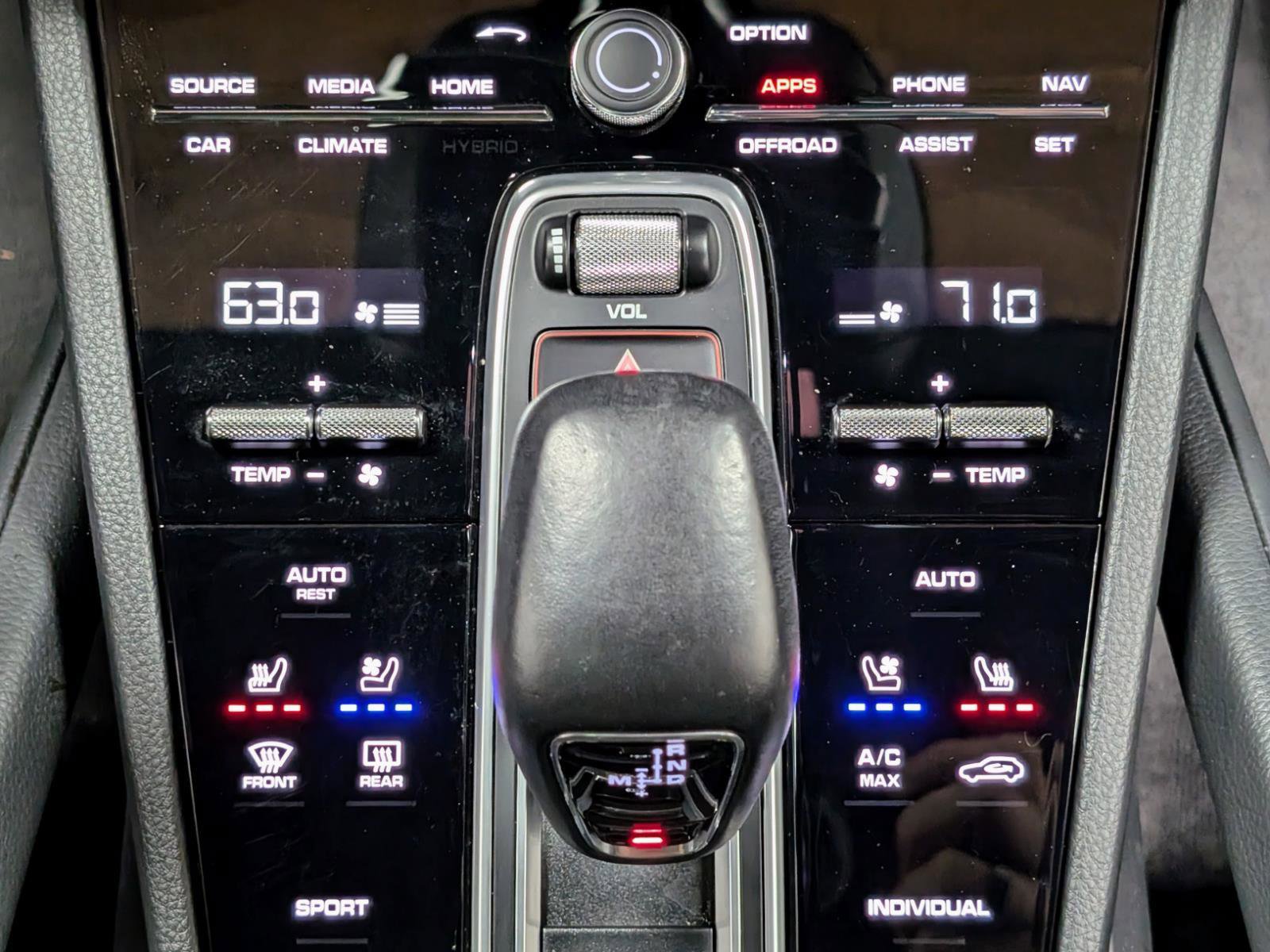 Used 2022 Porsche Cayenne Platinum Edition w/ Premium Package image 27