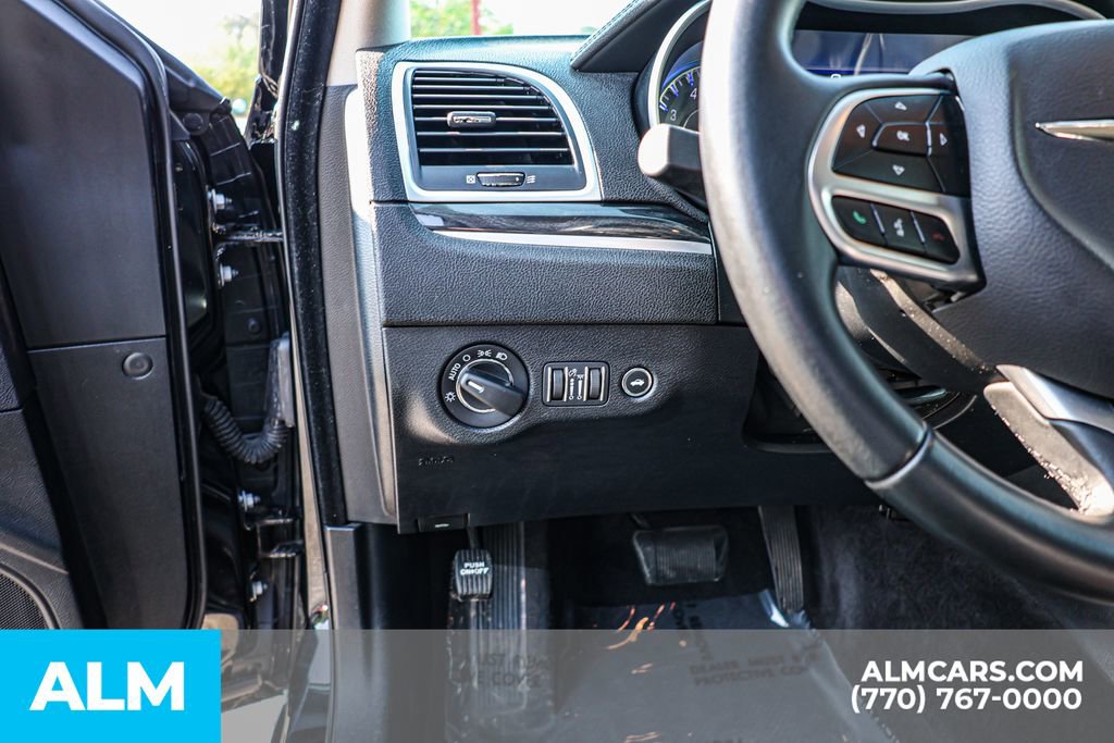 Used 2017 Chrysler 300 Limited RWD image 24