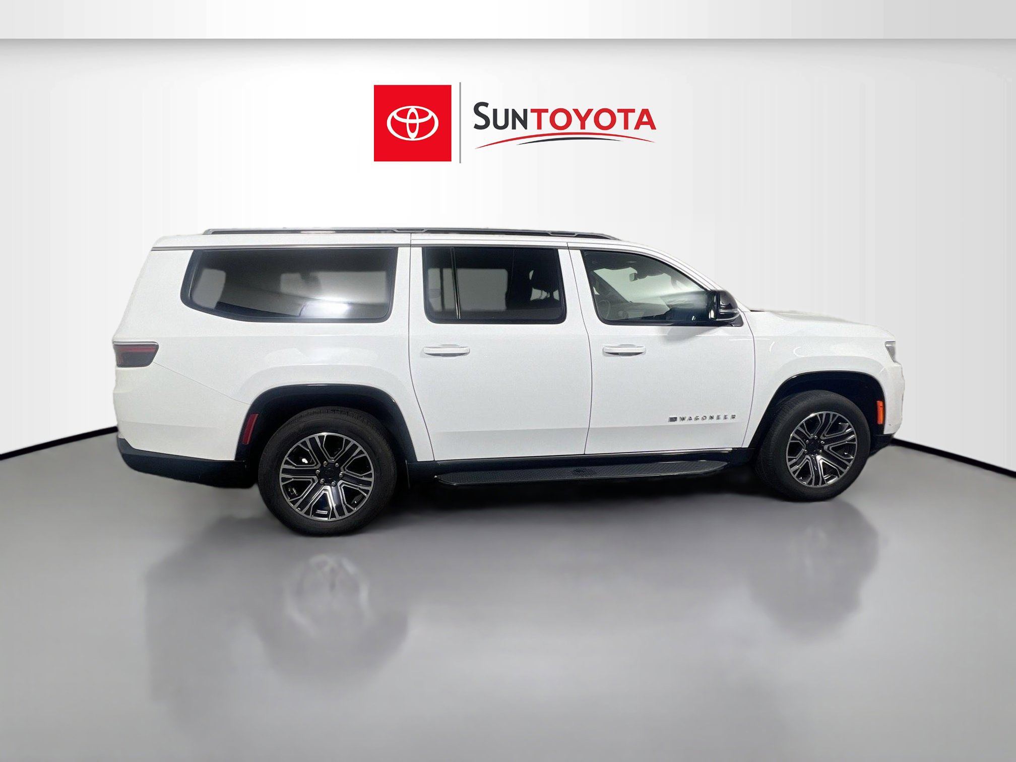 Used 2023 Jeep Wagoneer L Series II image 2