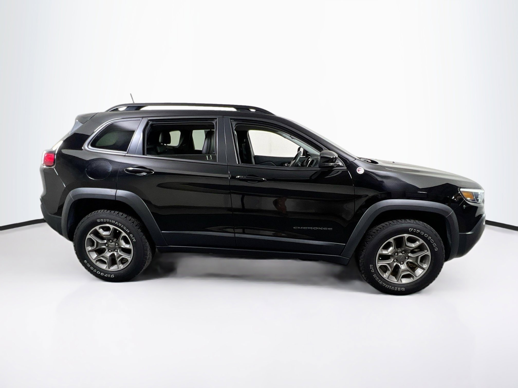 Used 2022 Jeep Cherokee Trailhawk image 4