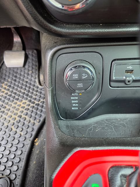 Used 2017 Jeep Renegade Trailhawk w/ Premium Trailhawk Package AWD/4WD image 8