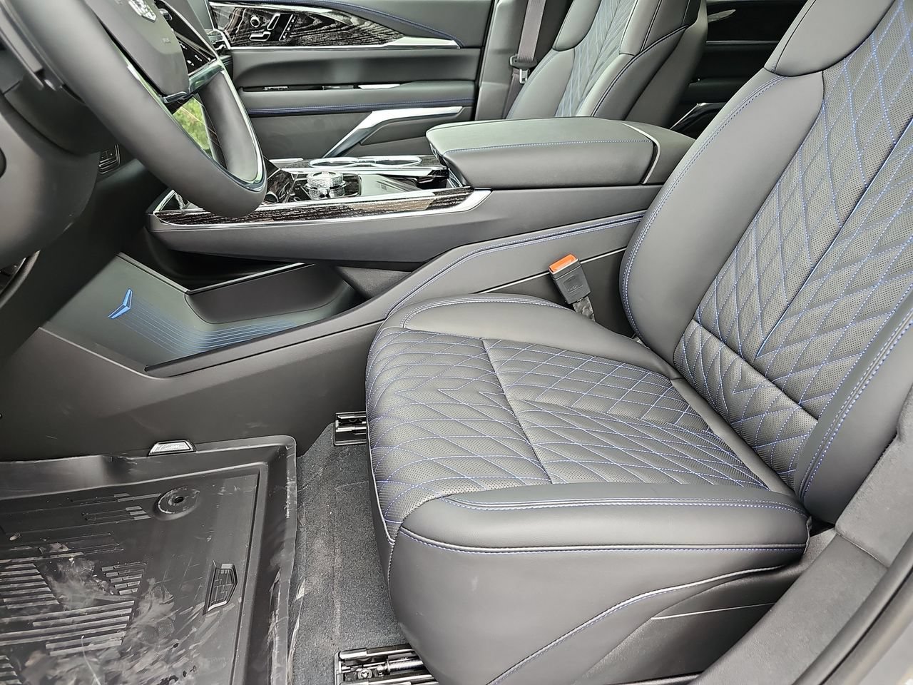 New 2026 Cadillac Escalade IQ Sport 1 w/ LPO, ONYX Package AWD/4WD image 16