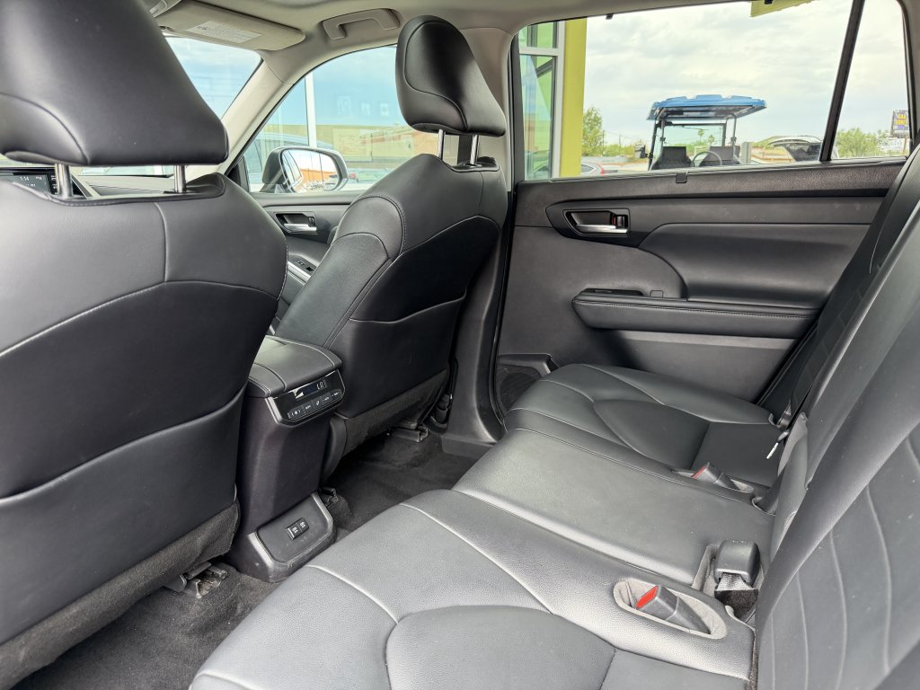 Used 2021 Toyota Highlander XLE AWD/4WD image 29