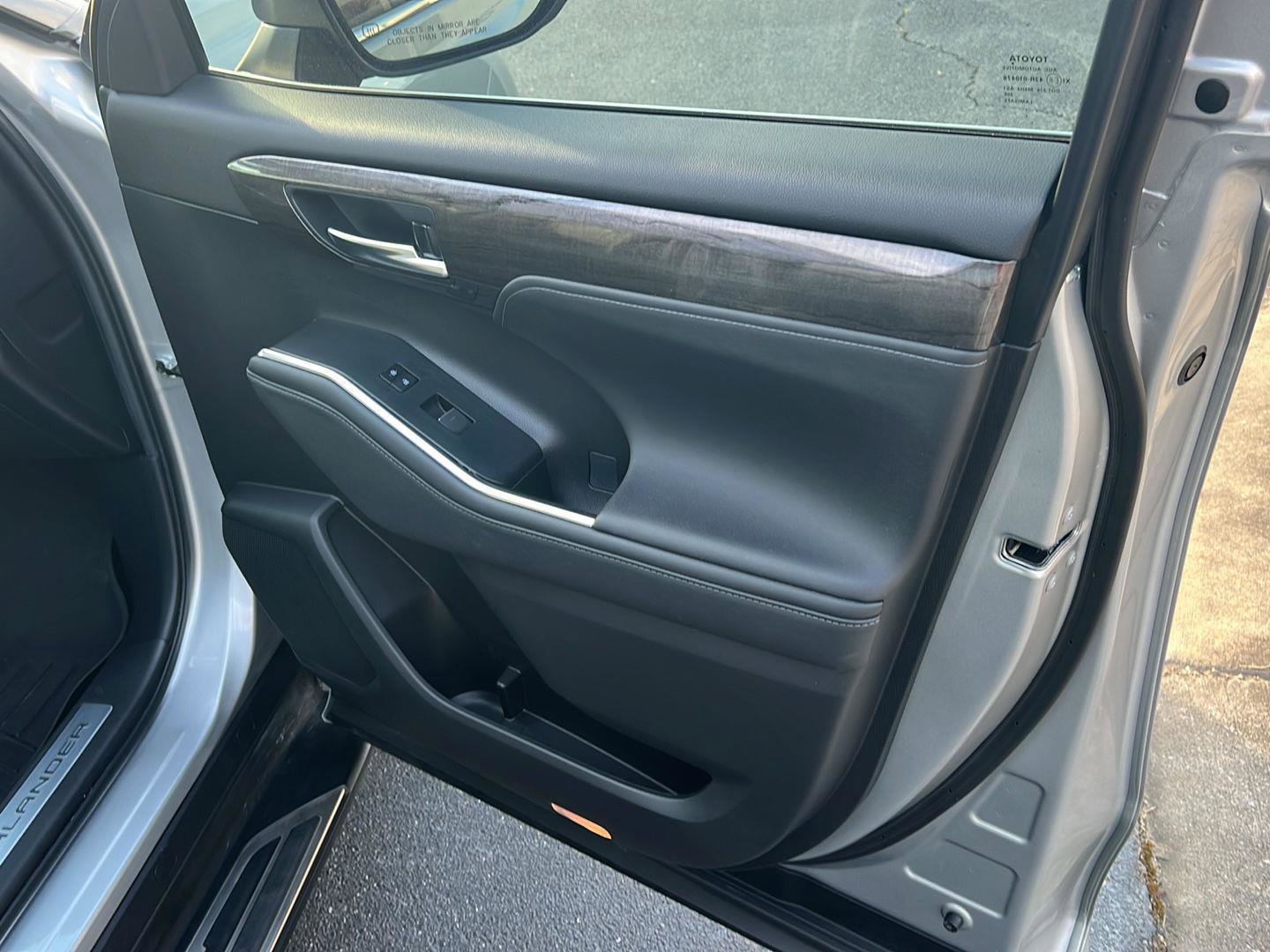 Used 2023 Toyota Highlander Limited image 14