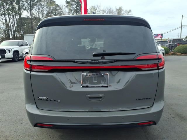 Used 2025 Chrysler Pacifica Limited FWD image 2