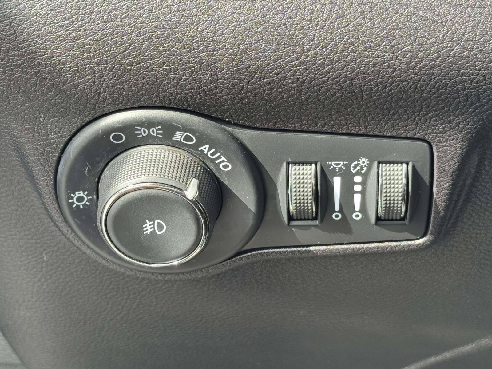 Used 2025 Jeep Compass Latitude w/ Convenience Group AWD/4WD image 21