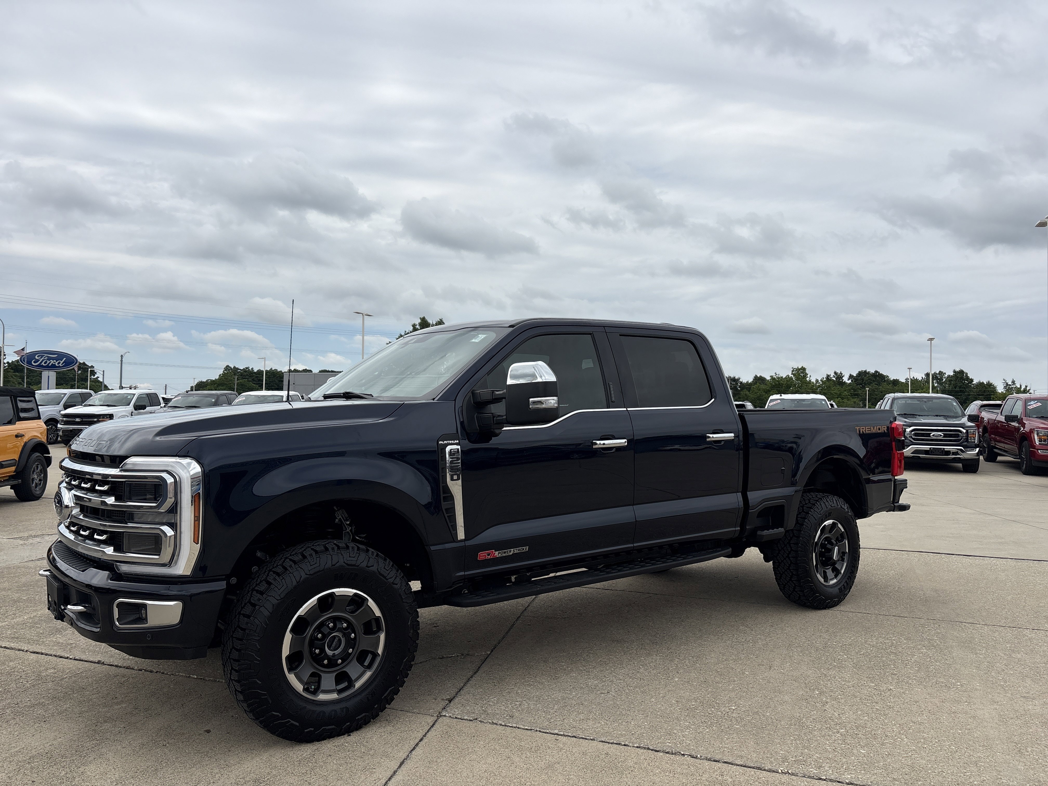 Used 2024 Ford F250 Platinum w/ Tremor Off-Road Package AWD/4WD image 3