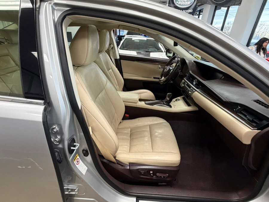 Used 2016 Lexus ES 350 w/ Luxury Package w/Wood Trim image 30