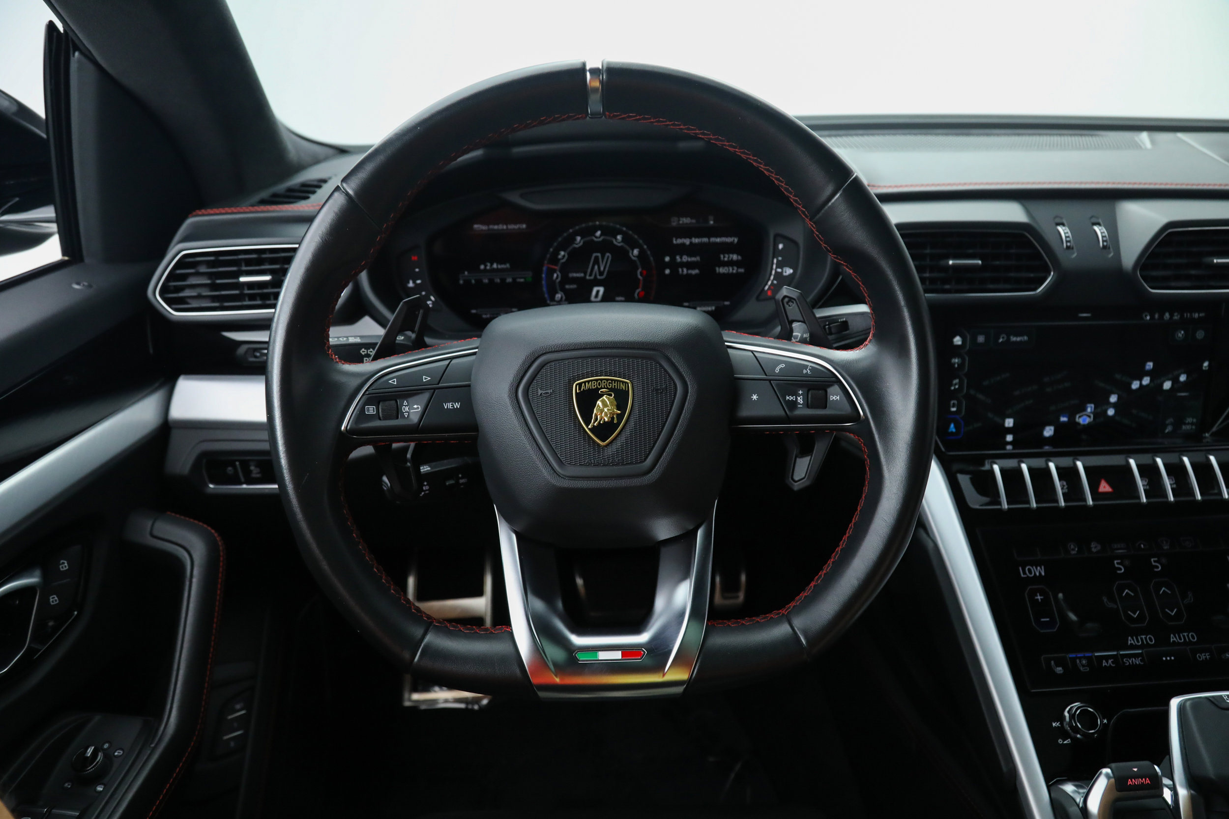 Used 2022 Lamborghini Urus image 26