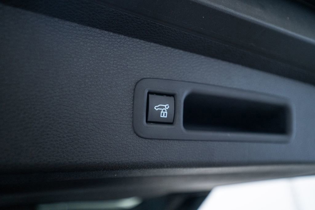 Used 2025 Toyota Sienna XLE AWD/4WD image 44