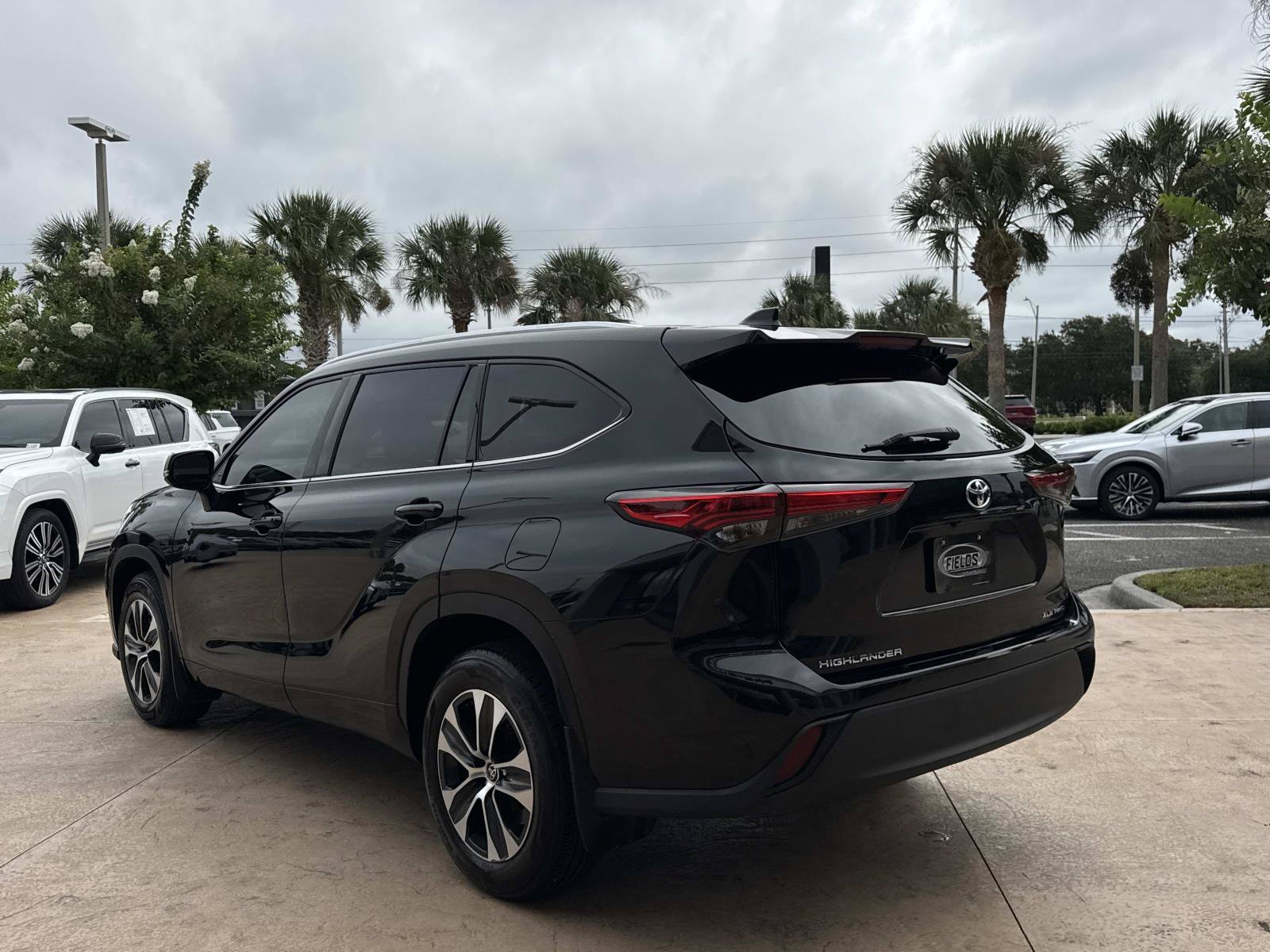 Used 2021 Toyota Highlander XLE AWD/4WD image 6