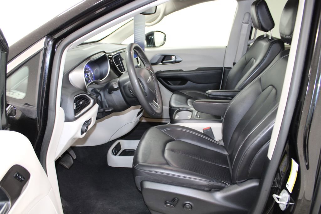 Used 2024 Chrysler Pacifica Touring-L image 22