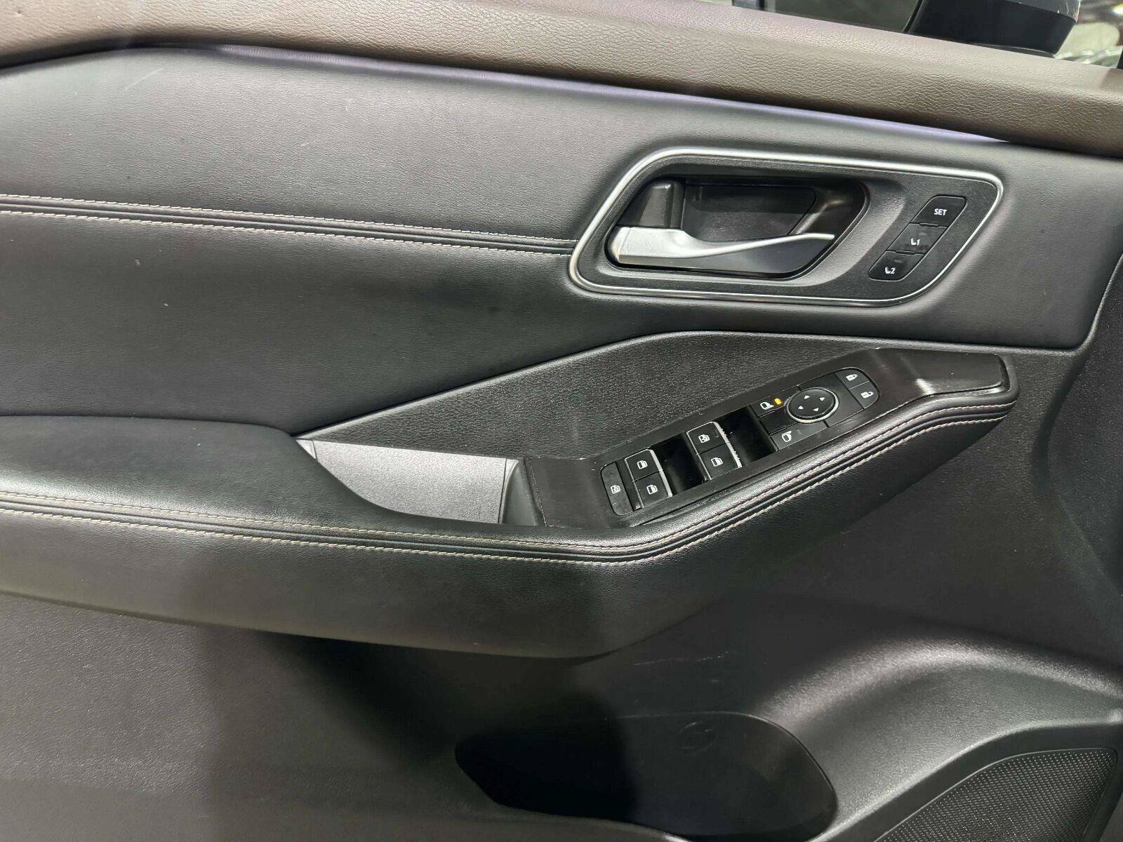 Used 2023 Nissan Rogue Platinum FWD image 18
