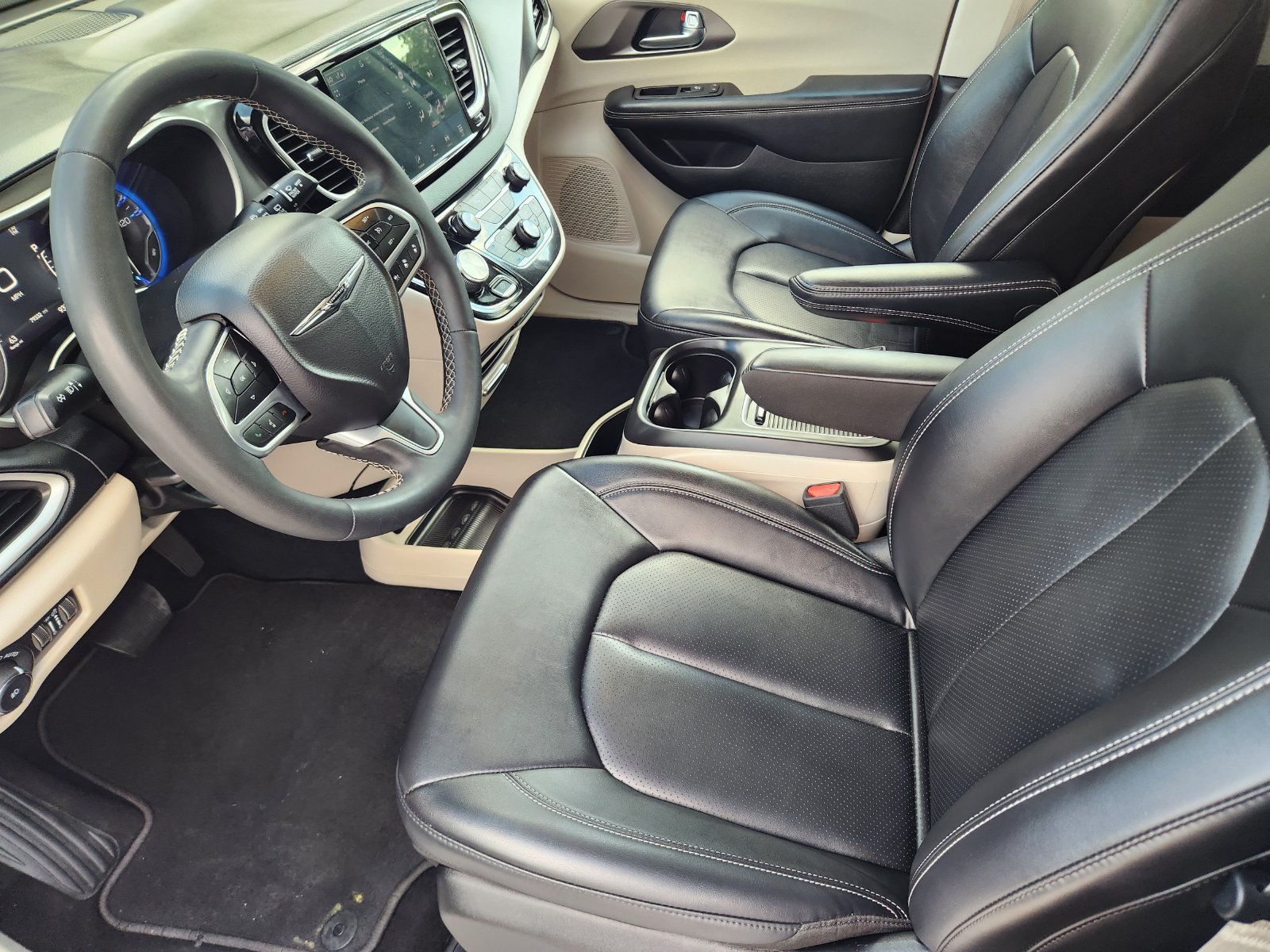 Used 2024 Chrysler Pacifica Touring-L FWD image 14