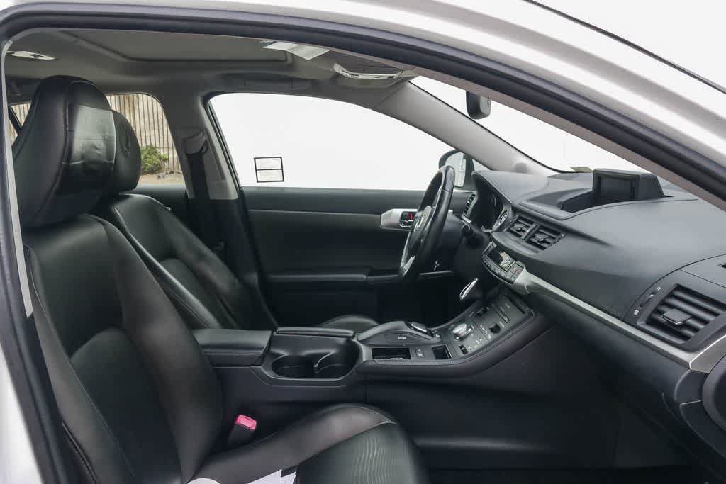 Used 2013 Lexus CT 200h w/ Premium Pkg w/Navigation FWD image 16