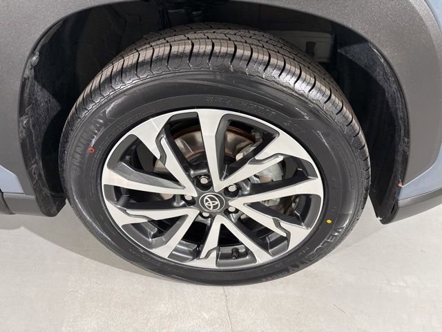 Used 2023 Toyota Corolla Cross XLE image 19