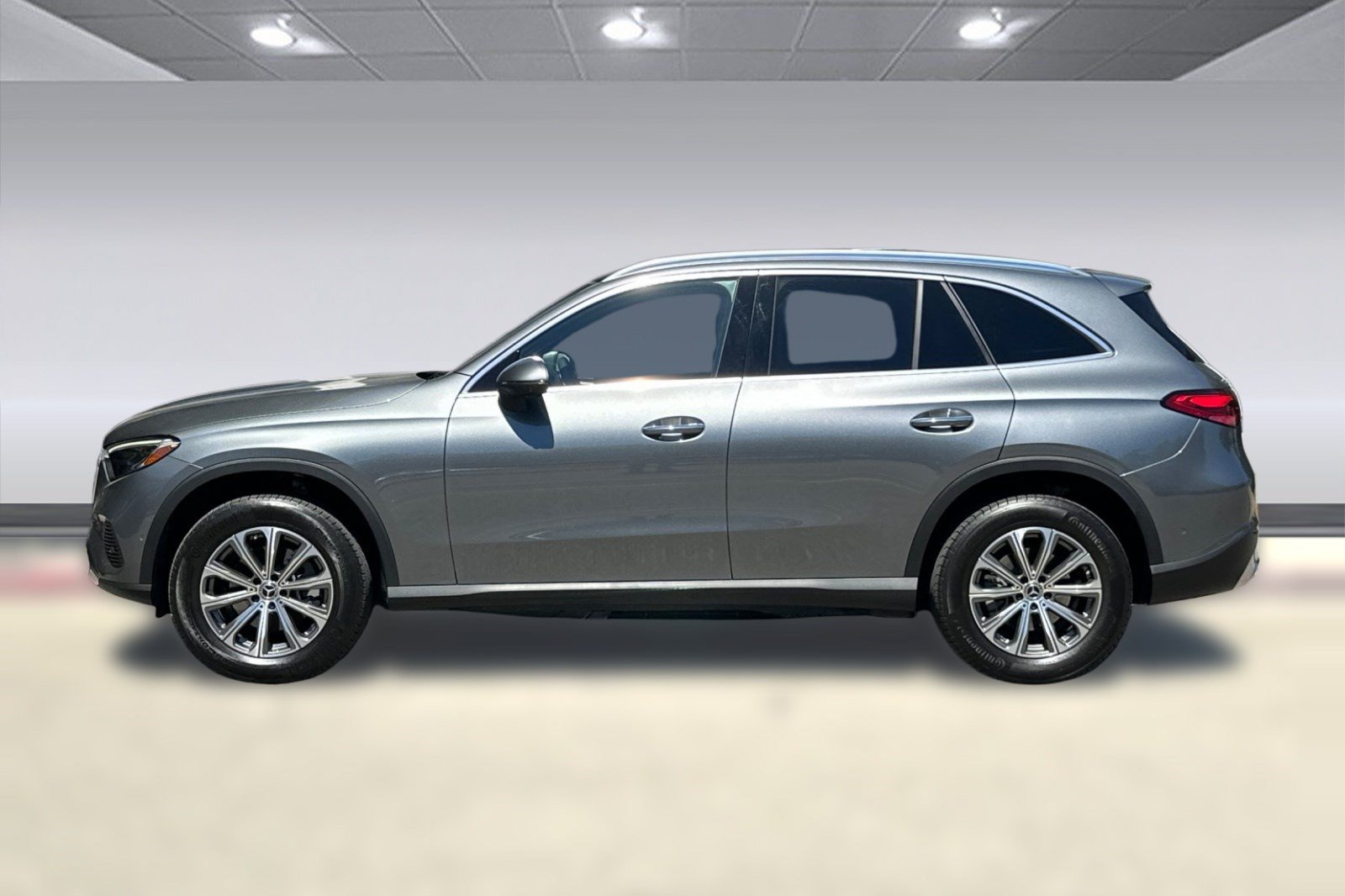 Used 2023 Mercedes-Benz GLC 300 4MATIC image 2