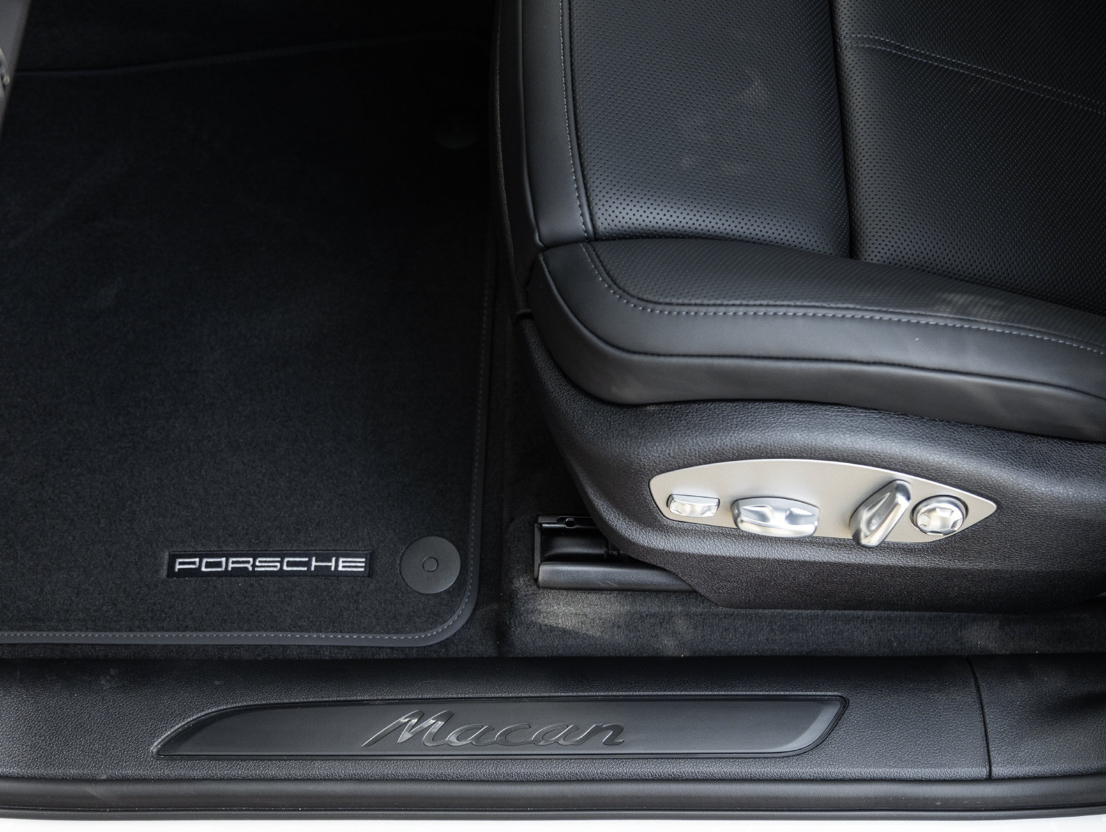 New 2026 Porsche Macan AWD/4WD image 20